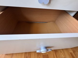 Cómoda infantil IKEA blanca y morada.