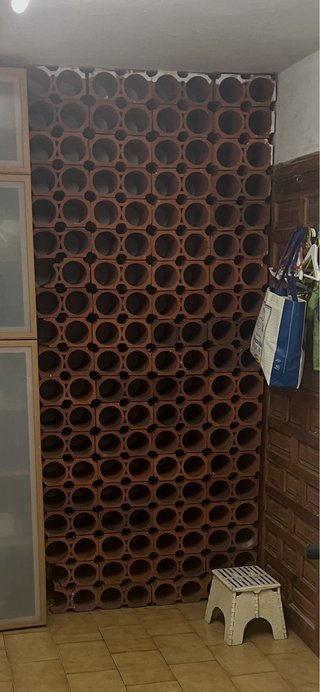 Botellero de tejas de barro