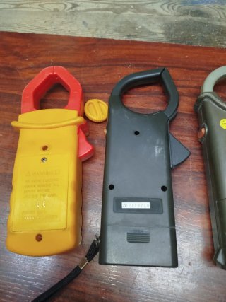4 Pinzas amperimétricas y polímetros para reparar.