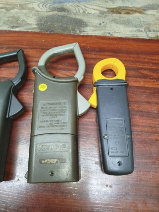 4 Pinzas amperimétricas y polímetros para reparar.