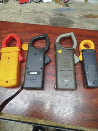 4 Pinzas amperimétricas y polímetros para reparar.