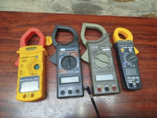 4 Pinzas amperimétricas y polímetros para reparar.