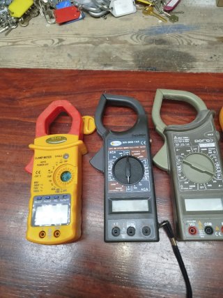 4 Pinzas amperimétricas y polímetros para reparar.