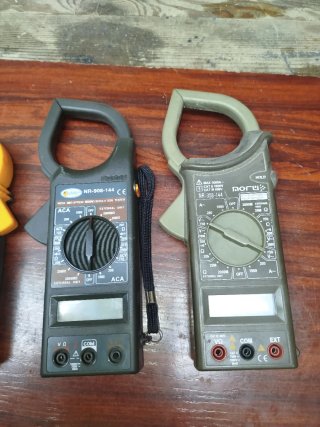 4 Pinzas amperimétricas y polímetros para reparar.