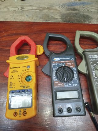 4 Pinzas amperimétricas y polímetros para reparar.