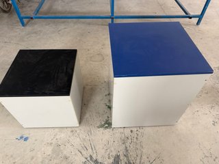 Se venden muebles de tienda por cierre.