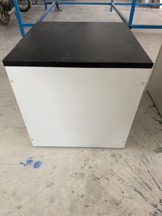 Se venden muebles de tienda por cierre.