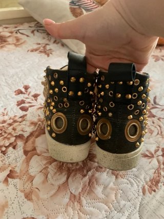 Scarpe donna nere con borchie oro