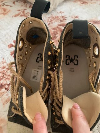 Scarpe donna nere con borchie oro