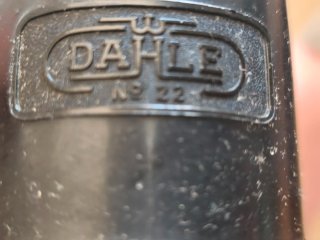 Affilatoio vintage in metallo e bakelite