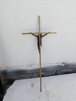 Antiguo crucifijo de metal