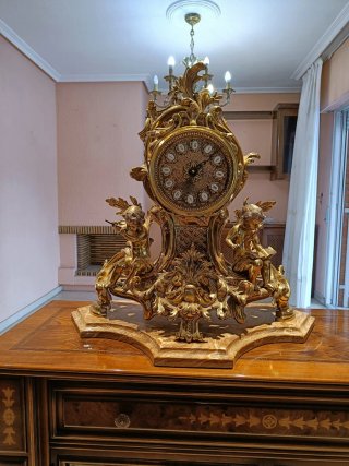 Reloj de bronce con base de mármol