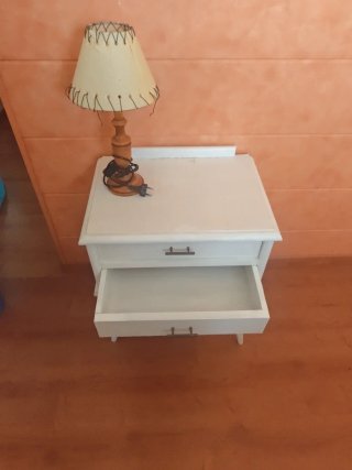 Mesita de noche blanca con cajones