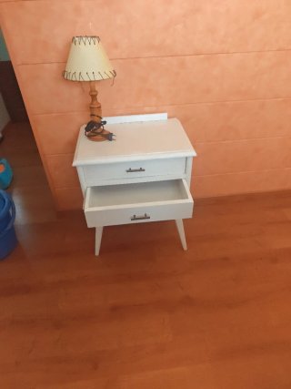 Mesita de noche blanca con cajones