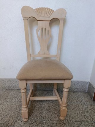 6 Silla de madera tallada tapizada a 10 € cada una