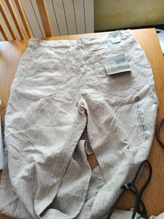 Pantalón beige de rayas