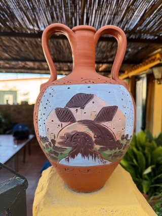 Jarrón de terracota decorado