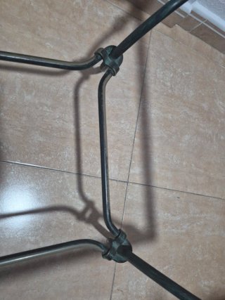 Mesa de centro con cisnes dorados