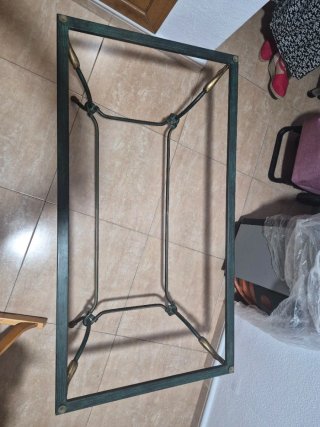Mesa de centro con cisnes dorados
