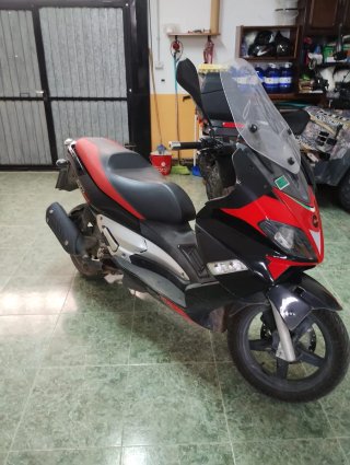 Aprilia Maxi Scooter Negra, Roja y Plateada