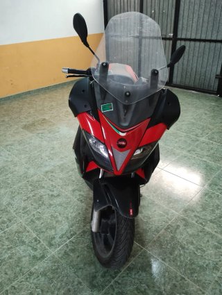 Aprilia Maxi Scooter Negra, Roja y Plateada