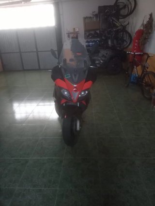 Aprilia Maxi Scooter Negra, Roja y Plateada