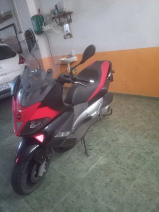Aprilia Maxi Scooter Negra, Roja y Plateada