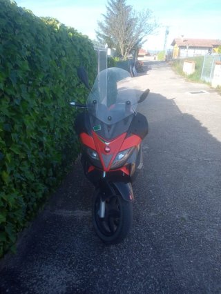 Aprilia Maxi Scooter Negra, Roja y Plateada