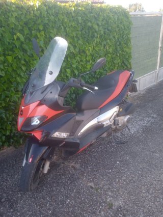 Aprilia Maxi Scooter Negra, Roja y Plateada