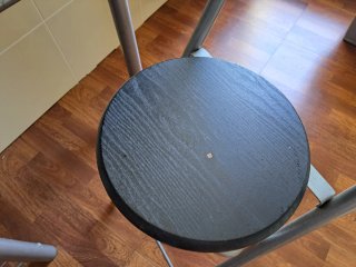 Mesa alta cocina con 2 taburetes. NEGOCIABLE.