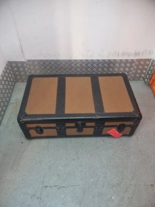 Baúl antiguo de madera y metal