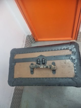 Baúl antiguo de madera y metal