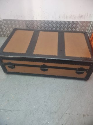 Baúl antiguo de madera y metal