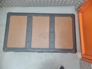 Baúl antiguo de madera y metal