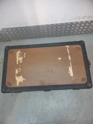 Baúl antiguo de madera y metal