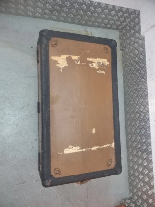 Baúl antiguo de madera y metal