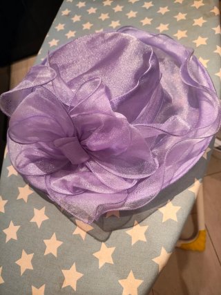 Elegante cappello organza viola indeformabile