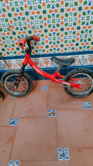 Bicicleta B-PRO sin pedales roja