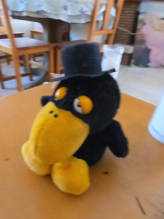 Peluche cuervo con sombrero