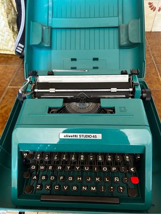 Máquina de escribir Olivetti Studio 45. Ñ