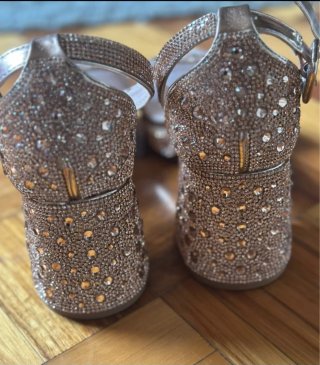 Sandalias doradas con pedrería