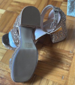 Sandalias doradas con pedrería