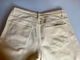 Pantalones vaqueros amarillos
