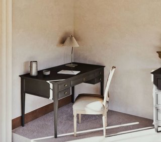 Escritorio elegante de madera negro