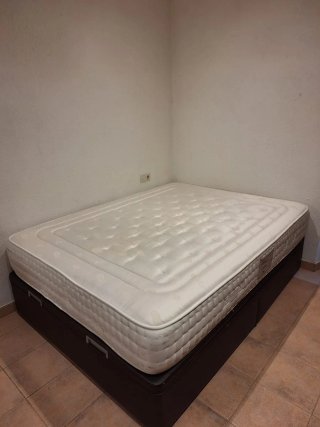 Canapé y colchón, poco uso, segunda residencia