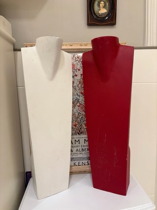 2 Expositores de collares de madera antiguos
