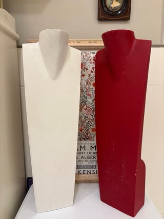 2 Expositores de collares de madera antiguos