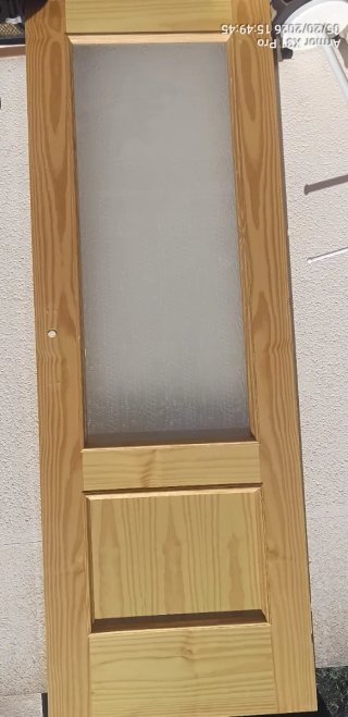 Puerta de madera con cristal