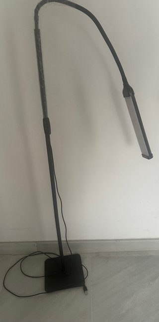 Lámpara LED de pie moderna/ uso estetico
