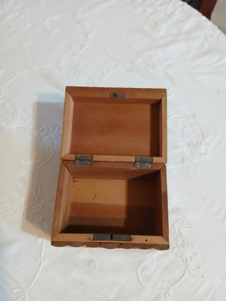 Caja antigua de madera decorada